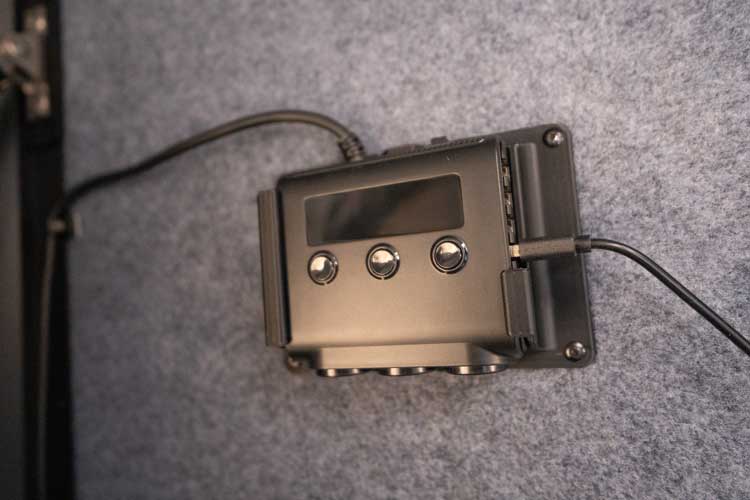 A tetősátor beépített töltővel érkezik akkumulátor feszültség kijelzővel, amely 4 USB és 3 darab 12V kimenetet kínál eszközök töltéséhez vagy kiegészítők működtetéséhez.