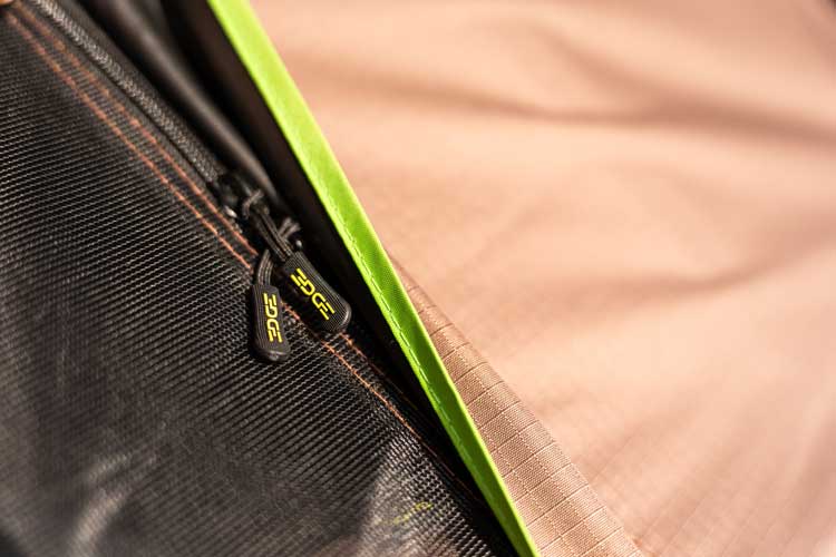 Csendes működésű YKK cipzárak egyedi gumírozott cipzárhúzókkal, amelyek megakadályozzák a zajt szeles időben.