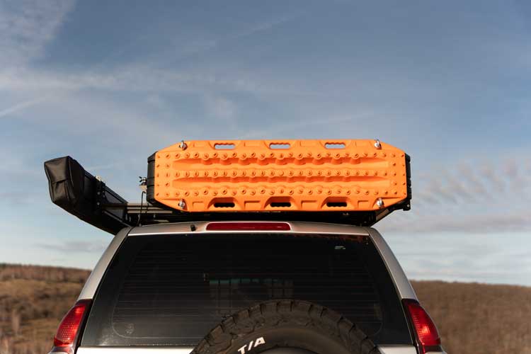 Vedere frontală a suportului pentru plăci de tracțiune pentru corturi auto Horizon.