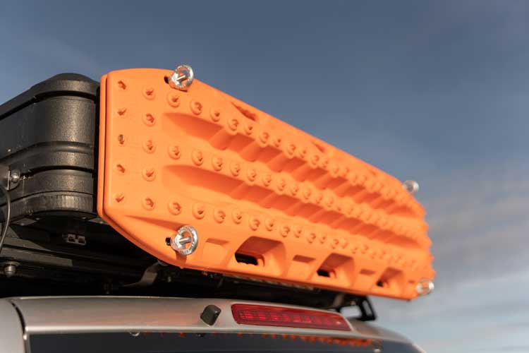 Vedere din partea stângă a plăcii de tracțiune montate pe suportul pentru plăci de tracțiune.