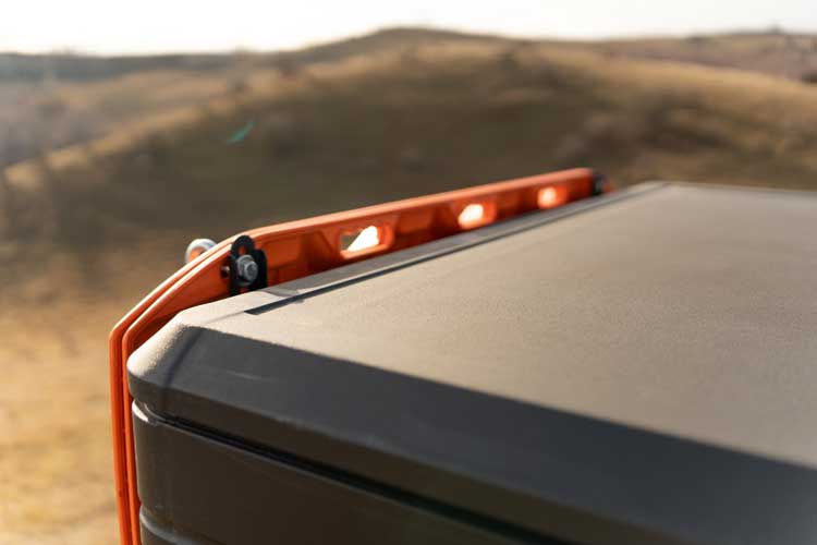 Vedere din spate a suportului de montaj pentru plăci de tracțiune instalat pe un cort de plafon Horizon.