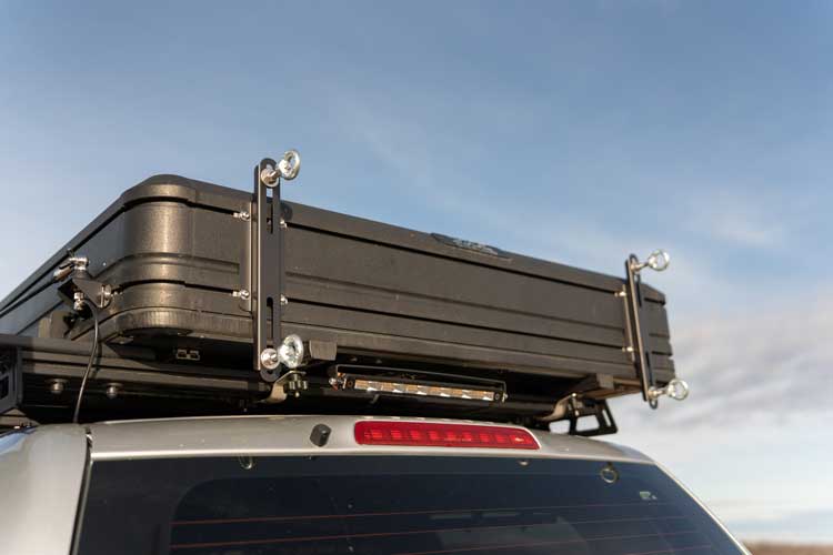 Suporturile pentru plăci de tracțiune instalate pe un cort auto Horizon.