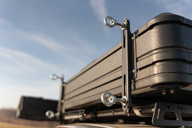 Vedere de aproape a suportului de montaj pentru plăci de tracțiune.