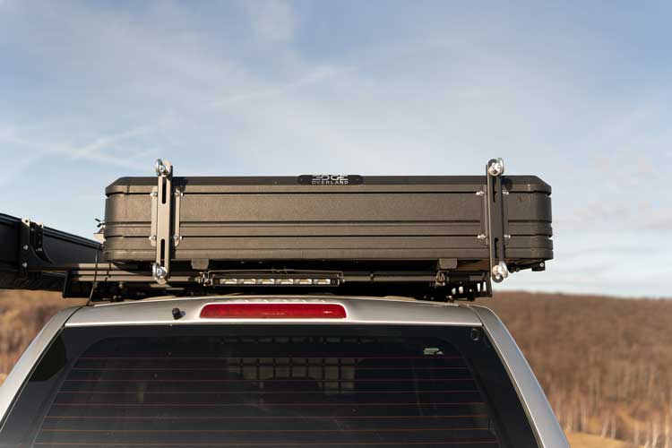 Vedere frontală a suporturilor de montaj utilizate pentru suportul plăcilor de tracțiune instalat pe un cort de plafon pentru mașini.