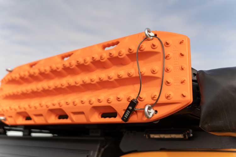 Lacăt cu cablu din oțel utilizat pe suportul pentru plăci de tracțiune pentru corturi de plafon Horizon, pentru a preveni furtul.