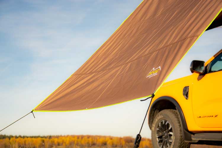 Vue avant droite rapprochée du mur d’ombrage monté sur l’auvent pour voiture Infinity 270