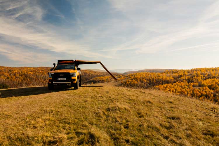 Vue paysage du mur d’ombrage installé sur l’auvent Infinity 270 au sommet d’une colline
