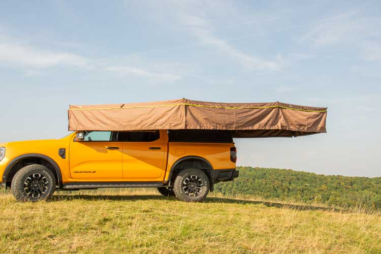 Vedere frontală a extensiilor de pereți laterali instalate pe marchiza Infinity 270.