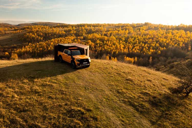 Pereții laterali ai marchizei Infinity 270 înconjurați de natură