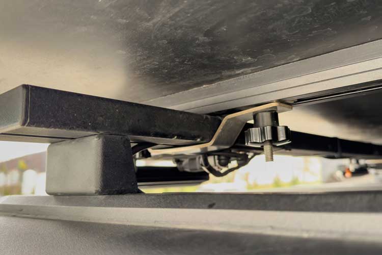 Suportul mare de montaj pentru corturi de plafon instalat pe bare transversale late.