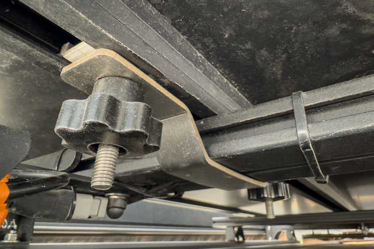 Kitul de suport mare de montaj instalat pe un cort auto EDGE Overland, pe un portbagaj de plafon cu bare late.