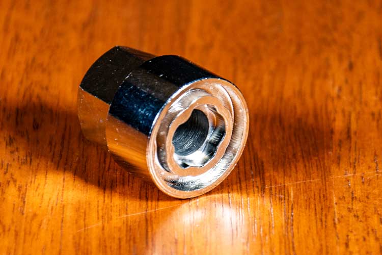 Tool for opening and tightening security nuts