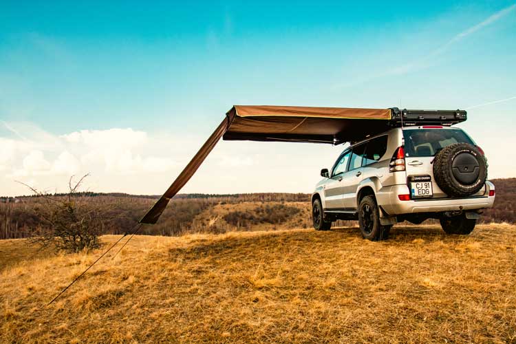Vedere din laterală a marchizei auto Shelter Max cu perete de umbră