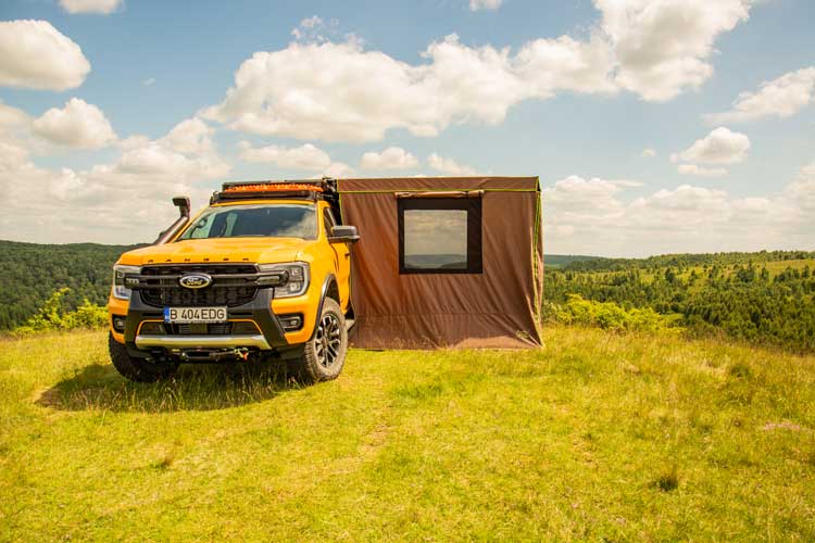 Pareti laterali per il tendalino per auto Shelter Max con finestre aperte viste di lato