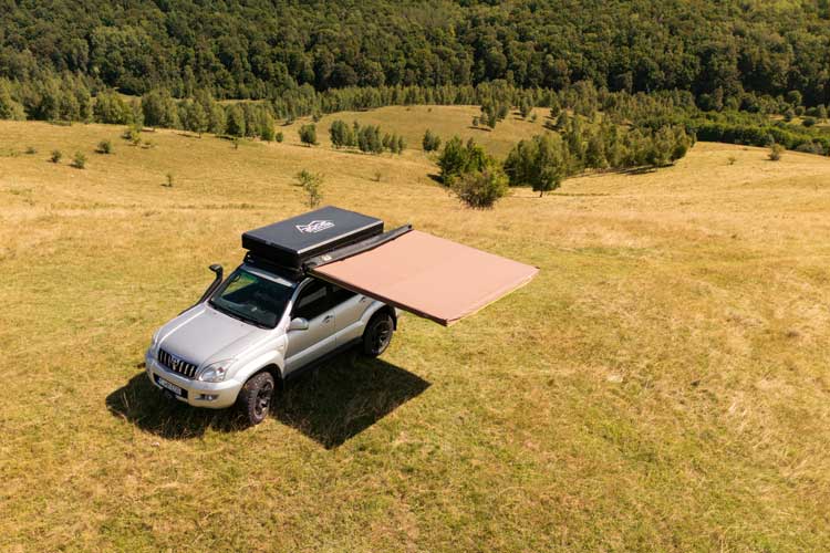 Vue aérienne de l’auvent Shelter Max déployé au sommet d’une colline