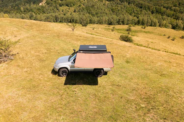 Vue aérienne avant de l’auvent latéral autoportant pour voiture Shelter Max