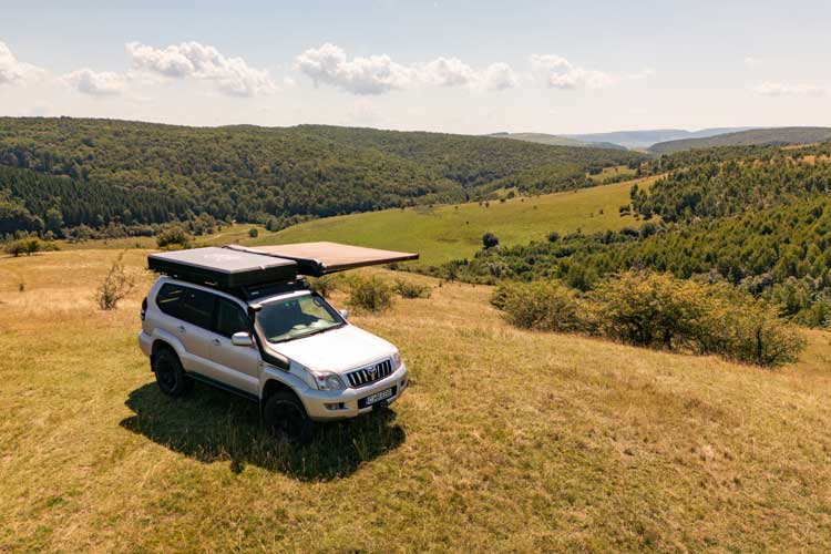 Vue panoramique de l’auvent autoportant Shelter Max en camping